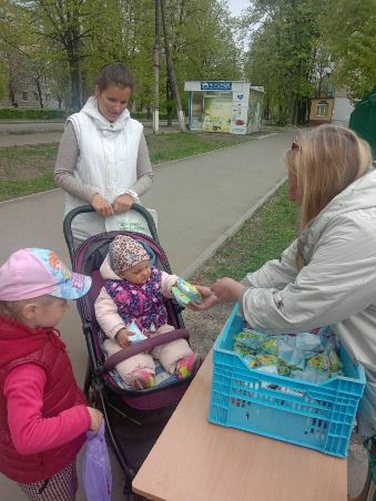 Раздача гуманитарной помощи в Харькове: фото